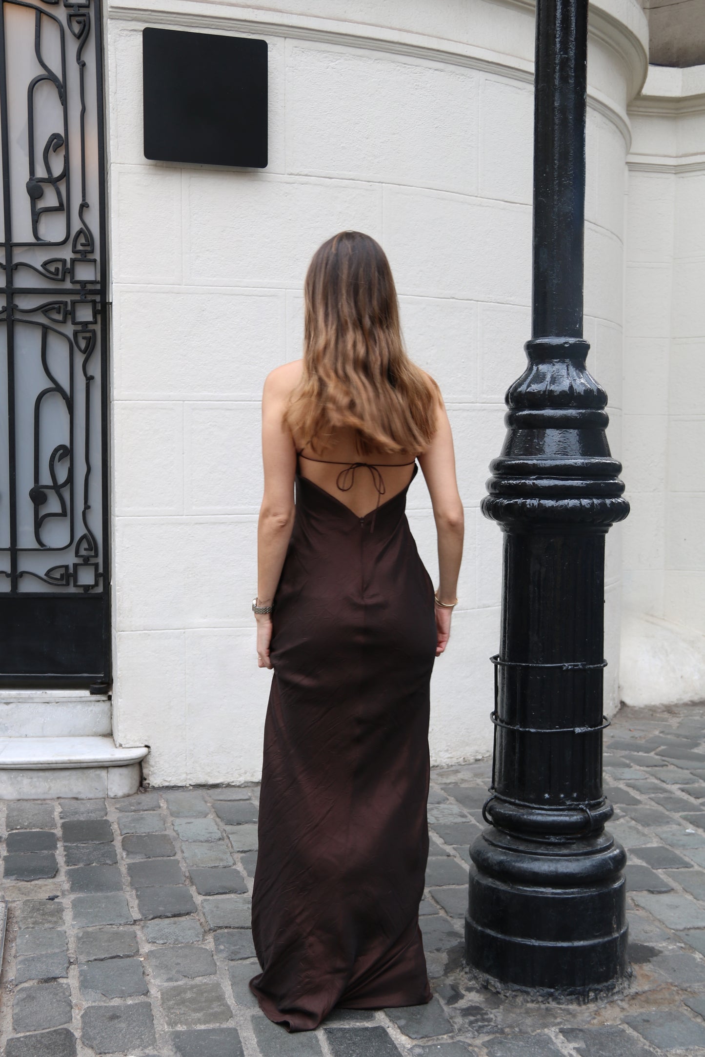 Vestido largo halter lia cafe texturizado